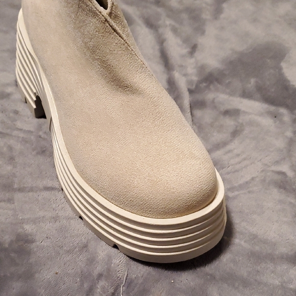 Stylish Cream Platform Ankle Boots - Picture 6 of 10